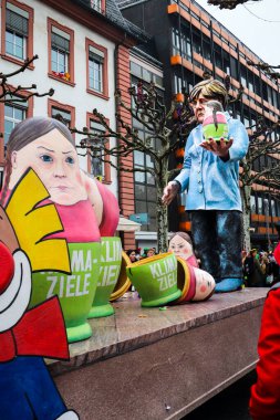 Almanya Başbakanı Angela Merkel, Almanya 'nın Mainz kentindeki Gül Pazartesi geçit töreninde Greta Thunberg Rus bebek yuvasıyla birlikte..