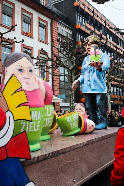 Almanya Başbakanı Angela Merkel, Almanya 'nın Mainz kentindeki Gül Pazartesi geçit töreninde Greta Thunberg Rus bebek yuvasıyla birlikte..