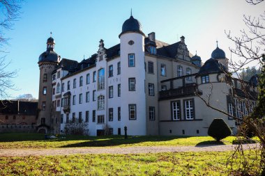 Andernach, Almanya 'da ılık bir kış günü Kale ve çevresini çevreleyen yeşil çimlerin köşesi.