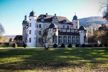 Almanya 'nın Andernach kentinde ılık bir kış öğleden sonrasında Kale ve yeşil çimenler.