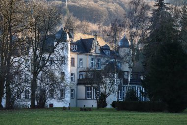 Öğleden sonra güneş, Almanya 'nın Andernach kentindeki Namedy Kalesi' nin arka planına vuruyor..