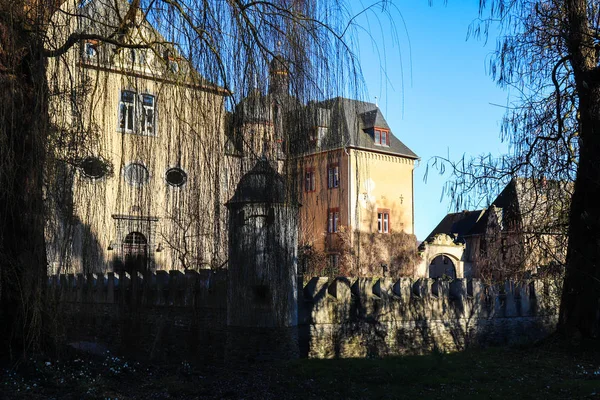 Baksidan Namedy Castle Omgiven Träd Vintereftermiddag Andernach Tyskland — Stockfoto