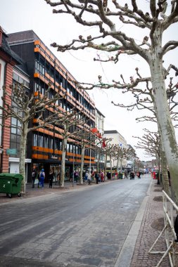 Mainz, Almanya 'daki Gül Pazartesi geçit töreni başlamadan önce neredeyse boş bir cadde var..