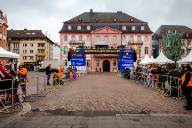 Festivaller başlamadan önce Mainz, Almanya 'daki Gül Geçit Yolu' nun sonu.