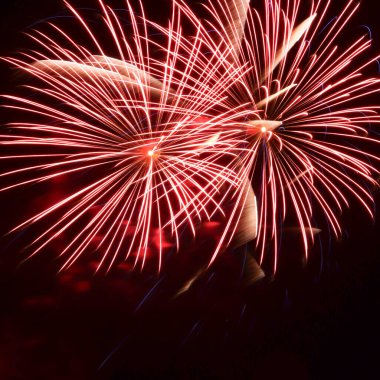 Almanya 'nın Koblenz kentinde düzenlenen yıllık etkinlikte siyah gökyüzünde büyük, parlak kırmızı havai fişekler..