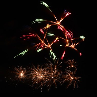 Almanya 'nın Koblenz kentinde düzenlenen yıllık etkinlikte siyah bir gökyüzüne karşı renkli havai fişek fırıldağı..