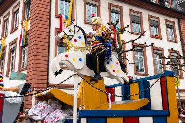 Mainz, Almanya 'da Pazartesi geçit töreninde tahta ata binen bir adam.