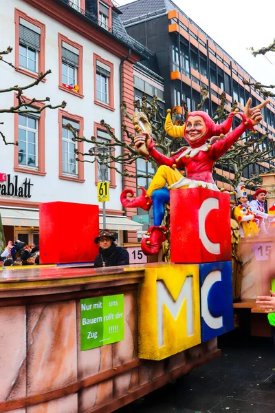 Almanya 'nın Mainz kentindeki Gül Pazartesi geçit töreninde Jester yüzüyor.