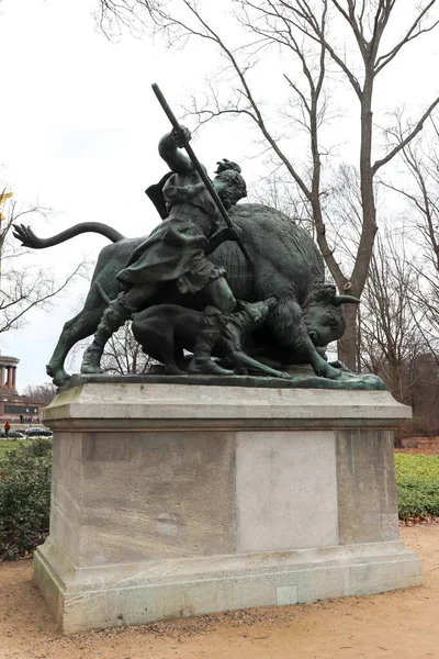 Statue Eines Jägers Und Hundes Der Einen Wisent Tiergarten Einem — Stockfoto