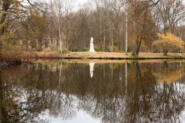 Berlin, Almanya 'da, Tiergarten' de, suların ötesinde beyaz bir heykel..