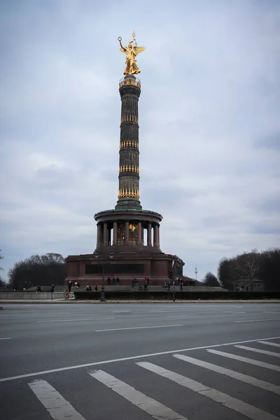 冬の寒い日にドイツのベルリンのTigardenの隣の通りの周りの人々と勝利の柱像 — ストック写真