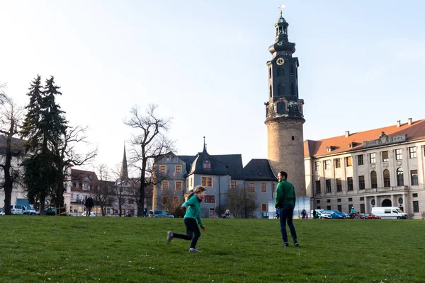 Lidé Hrají Parku Teplého Dne Německu Navzdory Mandátu Sociálně Izolovat — Stock fotografie