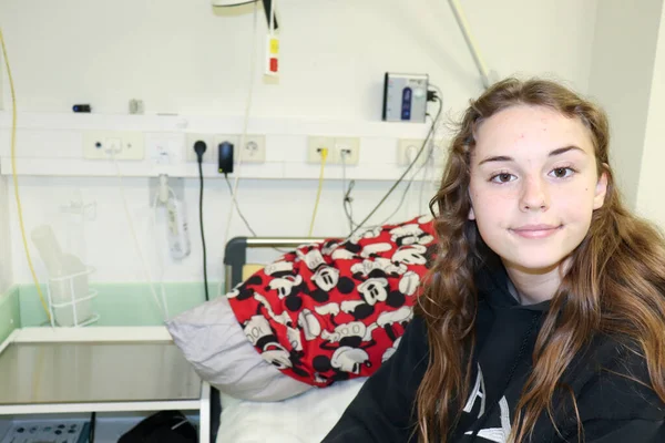 Девочка Подросток Сидит Больничной Койке Германии — стоковое фото