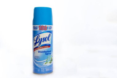 Beyaz arka planda mikrop ve virüsleri öldürmek için ev yapımı sprey..