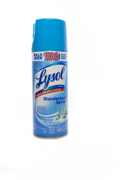 Beyaz arka planda mikrop ve virüsleri öldüren bir şişe disifektan spreyi..