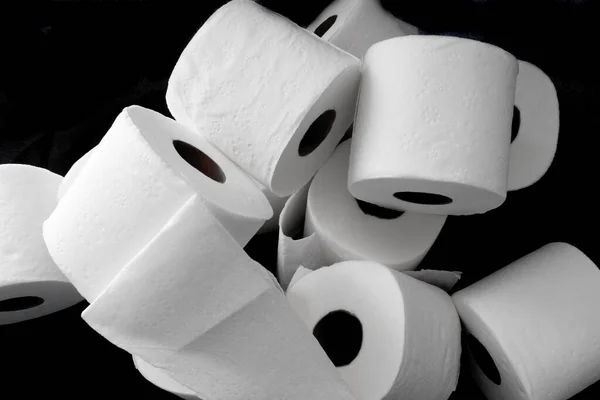 Stapel Wit Toiletpapier Een Zwarte Achtergrond — Stockfoto