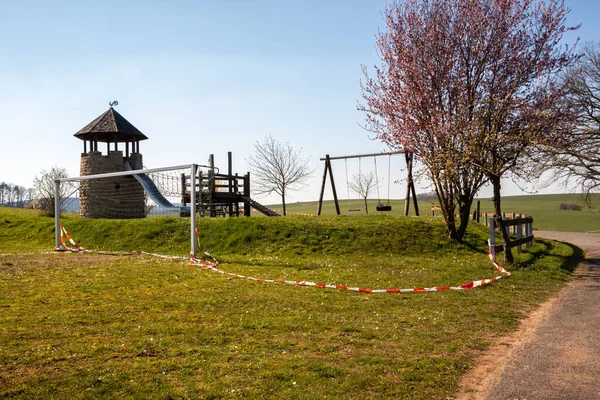 Corona virüsü (COVID19) salgını sırasındaki kısıtlamalar nedeniyle Almanya 'nın Potzbach kentinde park yeri kapatıldı.