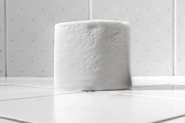Roll Van Wit Toiletpapier Een Tegelvloer — Stockfoto
