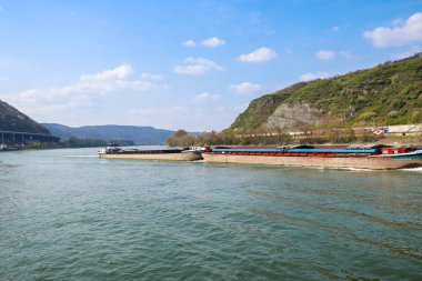 Güneşli bir bahar gününde Almanya 'nın Andernach kenti yakınlarındaki Ren Nehri' nde büyük bir tekne..