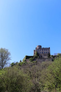 Almanya 'da bulutsuz bir ilkbahar gününde Pyrmont' u bir tepenin zirvesinde Burg.