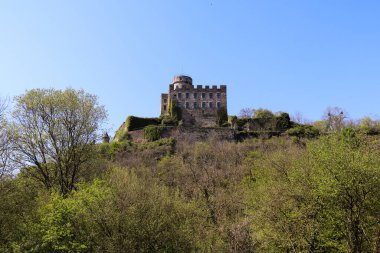 Almanya 'da güzel bir bahar gününde yeşil ağaçlarla kaplı tepedeki Pyrmont Şatosu.
