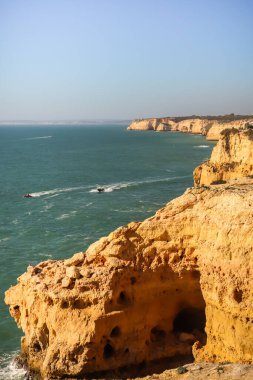 Praia do Carvoero 'daki uçurumlar Algarve, Portagul' da bir kış günü.