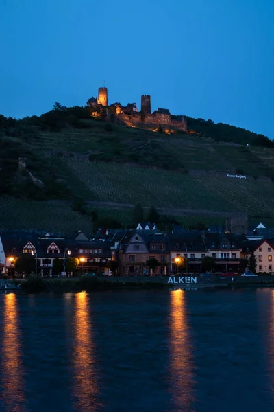 Thurant Kalesi Almanya Nın Alken Köyünün Yukarısında Bir Bahar Akşamı — Stok fotoğraf