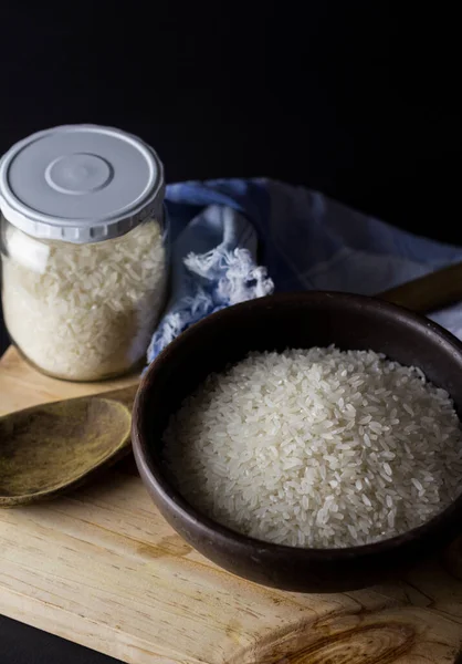 Arroz Sin Cocer Tazón Barro Sobre Una Mesa Madera Con —  Fotos de Stock