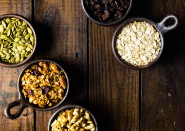 Fındık çeşitleri, tohumlar ve tahıl gevrekleri güzel ahşap bir arka planda. Sağlıklı bir kavram. Vegan Kavramı. Uzayı kopyala Üst görünüm