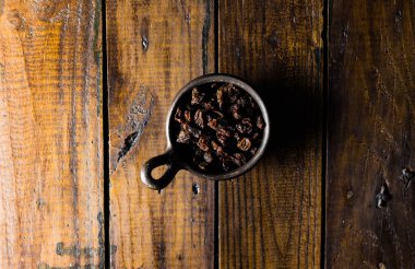 Güzel ahşap bir geçmişi olan, kilden bir çömlekte fındıklar. Sağlıklı bir kavram. Vegan Kavramı. Uzayı kopyala Üst görünüm