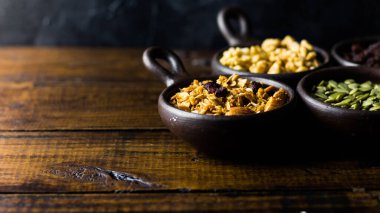 Fındık çeşitleri, tohumlar ve tahıl gevrekleri güzel ahşap bir arka planda. Sağlıklı bir kavram. Vegan Kavramı. Uzayı kopyala Üst görünüm