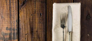 Kırsal ahşap bir masa üzerine çatal bıçak seti. Çatal ve bıçak. Yemek konsepti. Boşluğu Kopyala