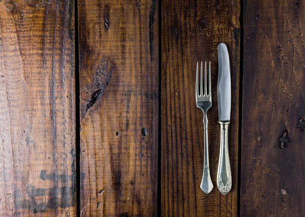 Zestaw Sztućców Rustykalnym Drewnianym Stole Widelec Nóż Koncepcja Jedzenia Przestrzeń — Zdjęcie stockowe