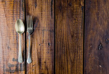 Kırsal ahşap bir masa üzerine çatal bıçak seti. Çatal, kaşık. Yemek konsepti. Boşluğu Kopyala