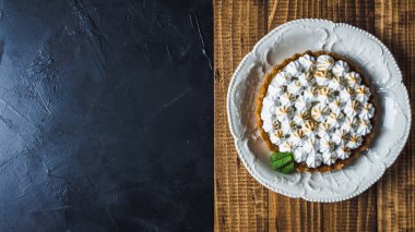 Güzel bir geçmişi olan limonlu turta. Üst Manzara. Boşluğu Kopyala