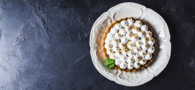 Güzel bir geçmişi olan limonlu turta. Üst Manzara. Boşluğu Kopyala