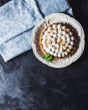 Güzel bir geçmişi olan limonlu turta. Üst Manzara. Boşluğu Kopyala