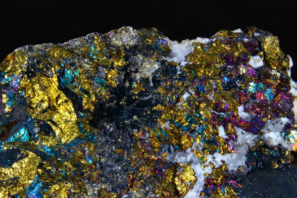Makro Chalcopyritu s krásnými barvami a malými krystaly, nazývané také Kupferkies — Stock fotografie