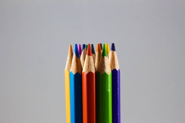 Bir demet gökkuşağı renkli kalem