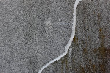 Çatallı beton duvar beyaz beton yama macunuyla onarıldı