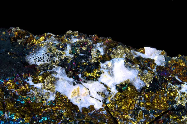 Makro Chalcopyritu s krásnými barvami a malými krystaly, nazývané také Kupferkies — Stock fotografie