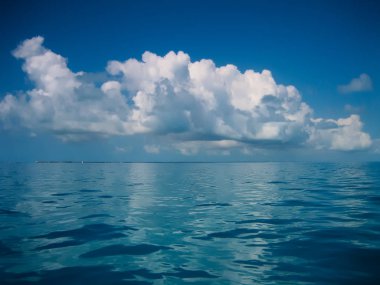 Bulutlar mavi denizin üzerinde