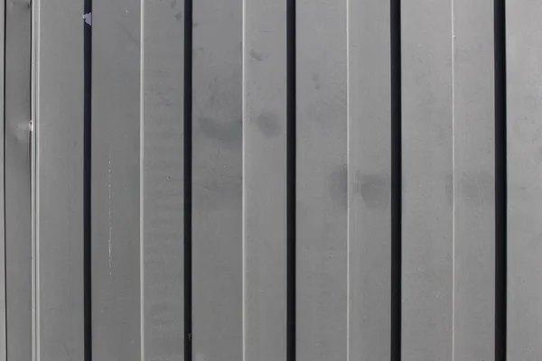 Portail métallique gris avec lignes verticales gros plan — Photo