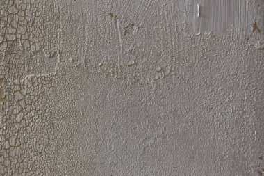 Beyaz boyalı duvar soyuluyor