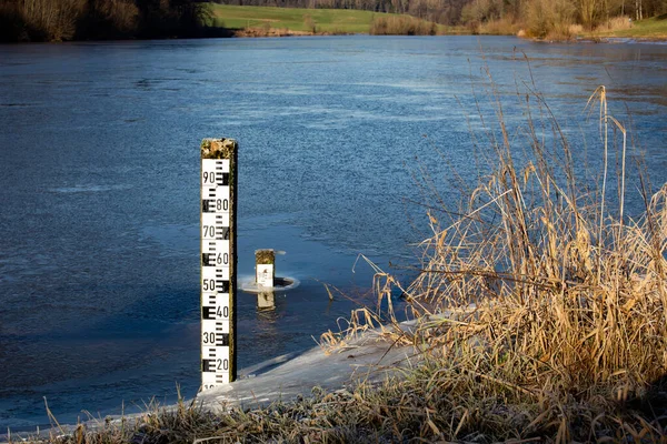 Medidor de nivel de agua en una orilla del lago — Foto de Stock