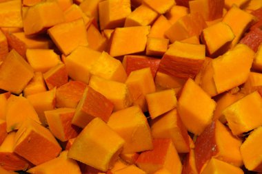 Doğranmış balkabağı parçaları doğranmış ve çorba için hazırlanmış.