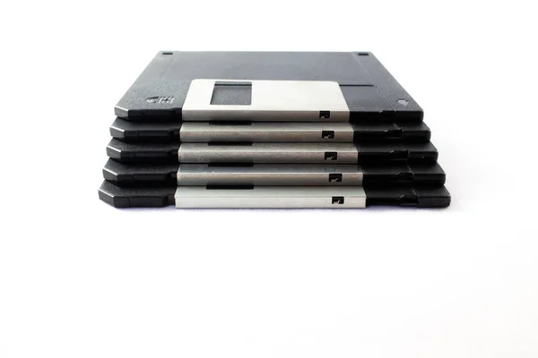 Vista frontal de disquetes empilhados em fundo branco — Fotografia de Stock