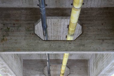 Sarı ve siyah boru beton köprünün altına bağlanmış.