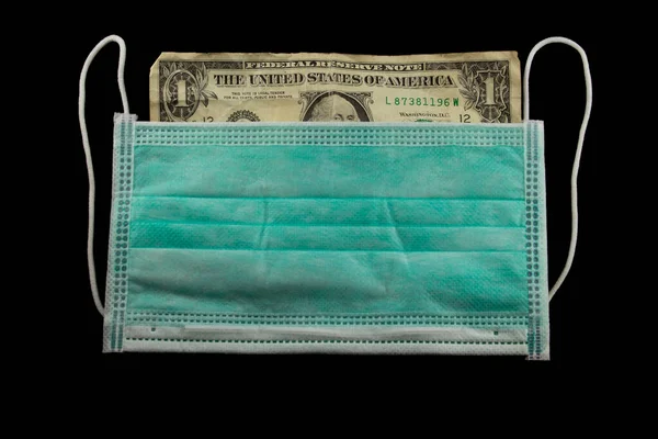医疗面罩后面印满了美金的钞票 — 图库照片