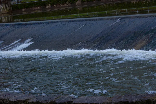 小さなダムや堰の上に水が流れている — ストック写真